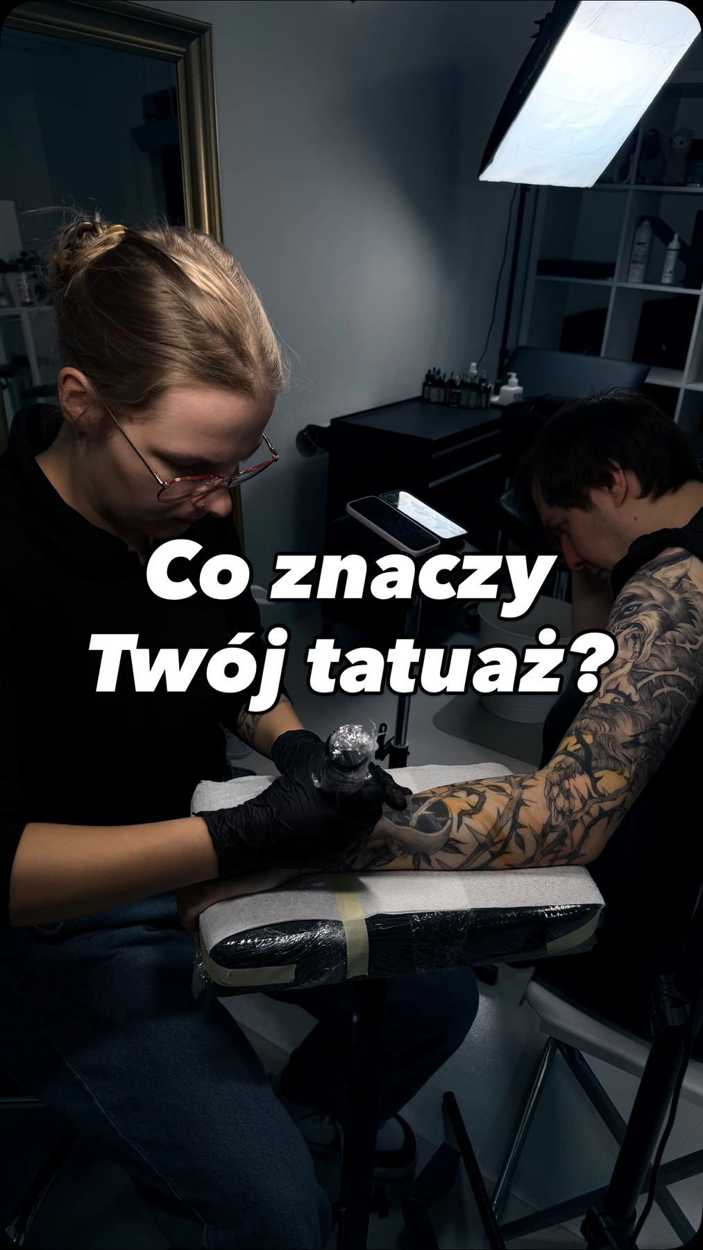 Klara Keczyńska tatuuje rozbudowany rękaw z motywami zwierzęcymi; kolejne klatki pokazują detale tatuażu oraz osobę, na której został wykonany.