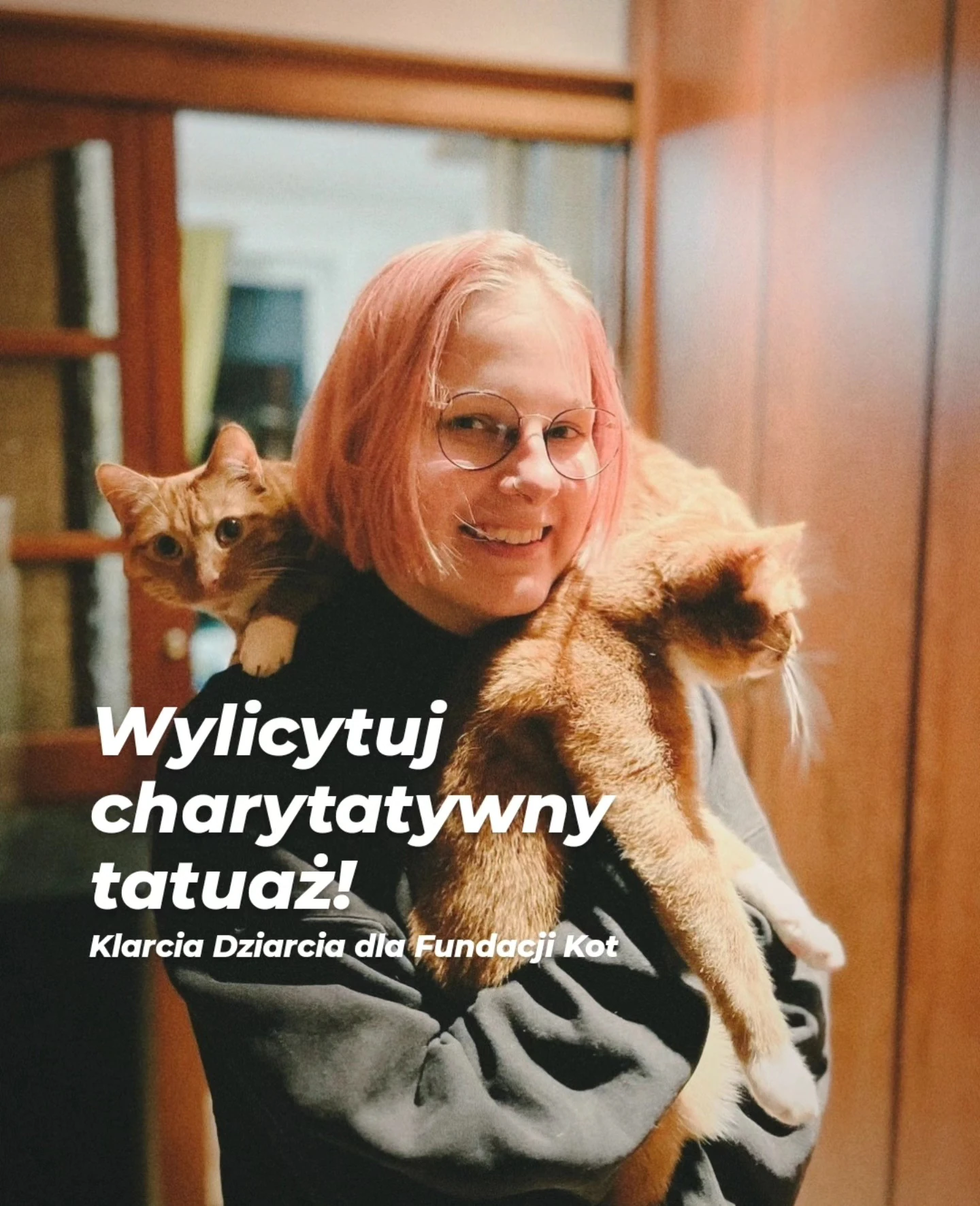 Klara Keczyńska trzyma dwa koty; pozostałe slajdy pokazują ją z rudym kotem oraz podczas pracy nad projektem na tablecie.