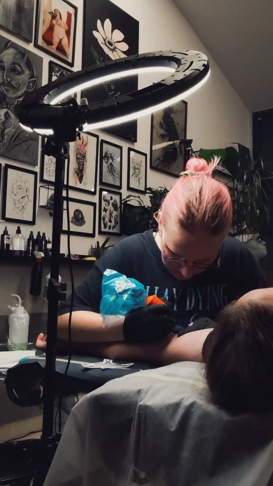 Klatki wideo pokazują widok krakowskiej ulicy, tatuowanie oraz gotowy tatuaż przedstawiający ćmę z roślinnym motywem; ostatnia klatka ukazuje widok zza szyby pociągu.