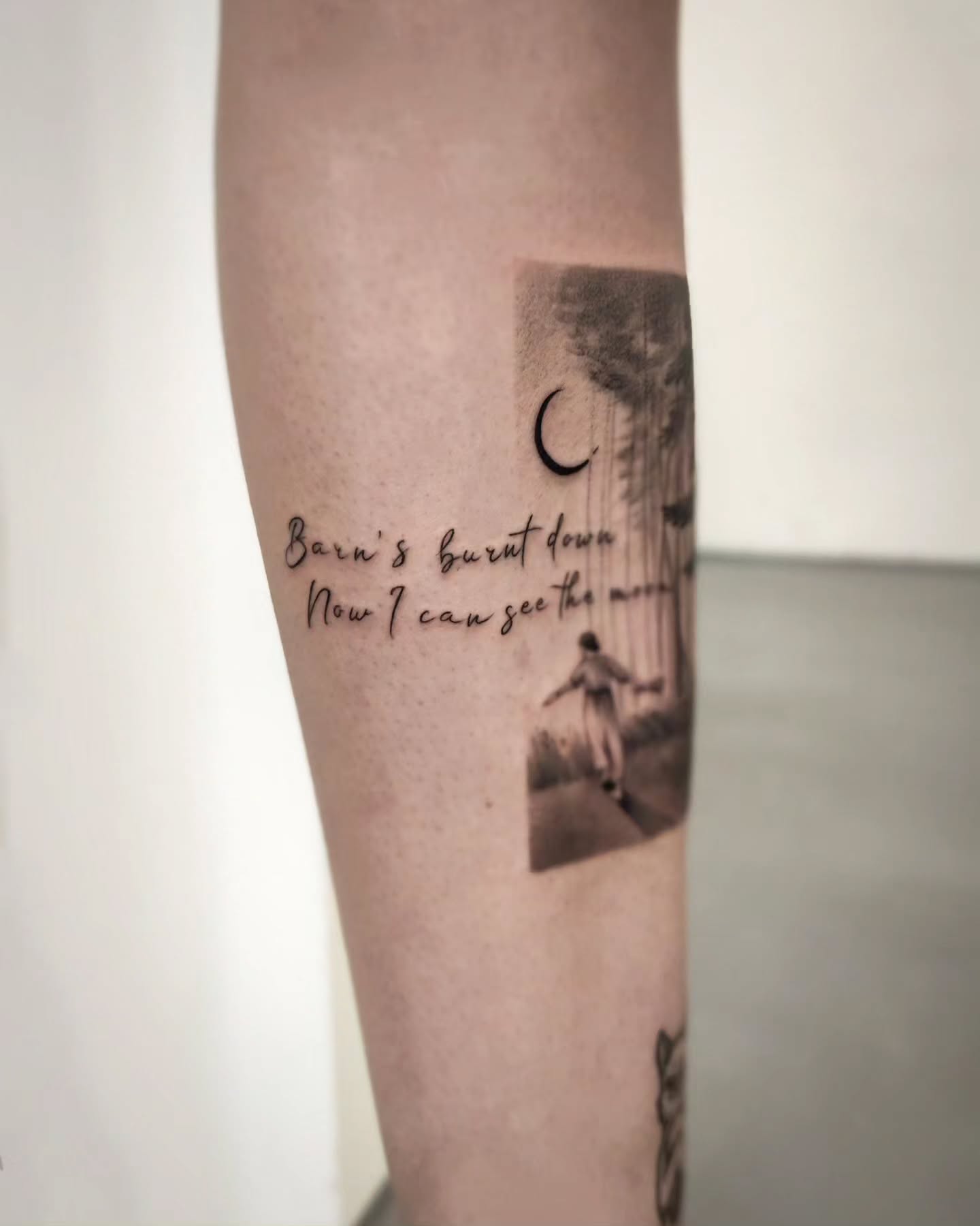 Tatuaż z haiku Mizuty Masahide i księżycem w lesie - Slide 2