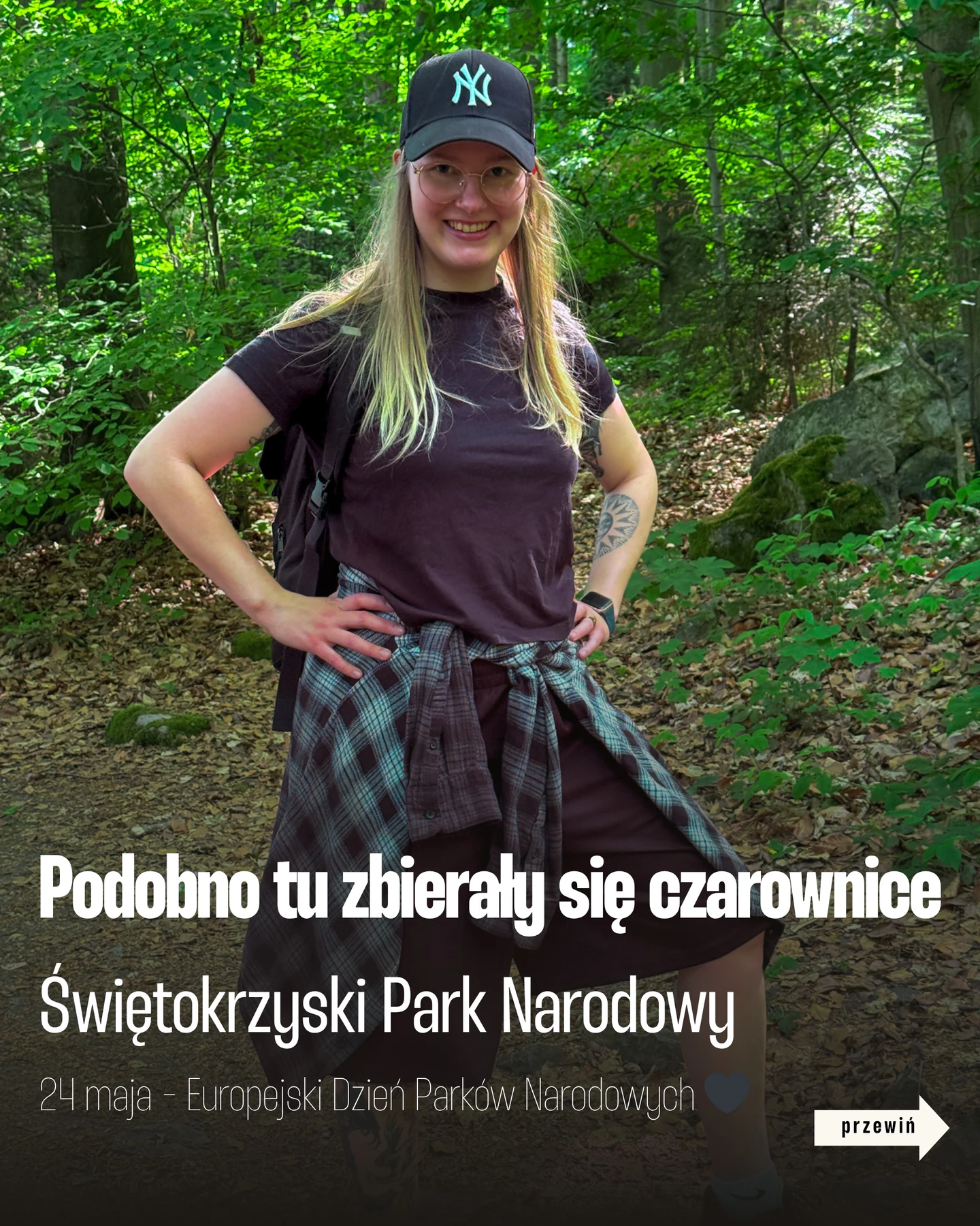 Klara Keczyńska na leśnej ścieżce w Świętokrzyskim Parku Narodowym, nasłoneczniony las oraz droga prowadząca do klasztoru na Łysej Górze.