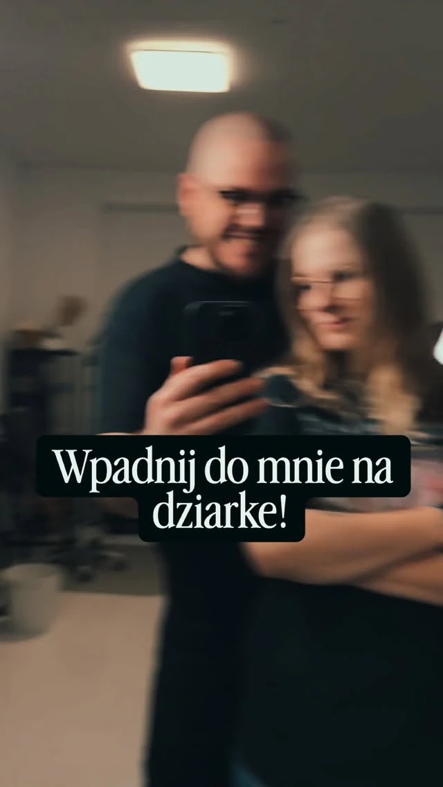 Klatki wideo pokazujące kilka tatuaży przedstawiających między innymi psa, kompozycję kwiatową, lwa i postać człowieka oraz portret Klary Keczyńskiej.