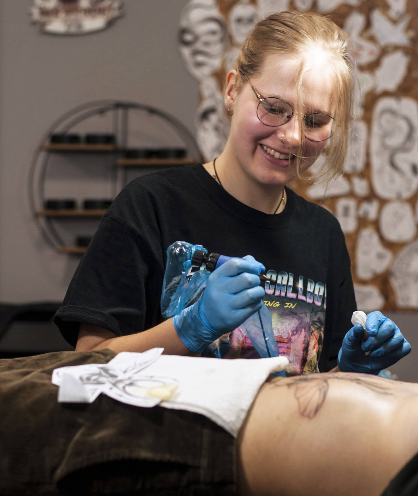 Klara przy pracy w studiu tatuażu