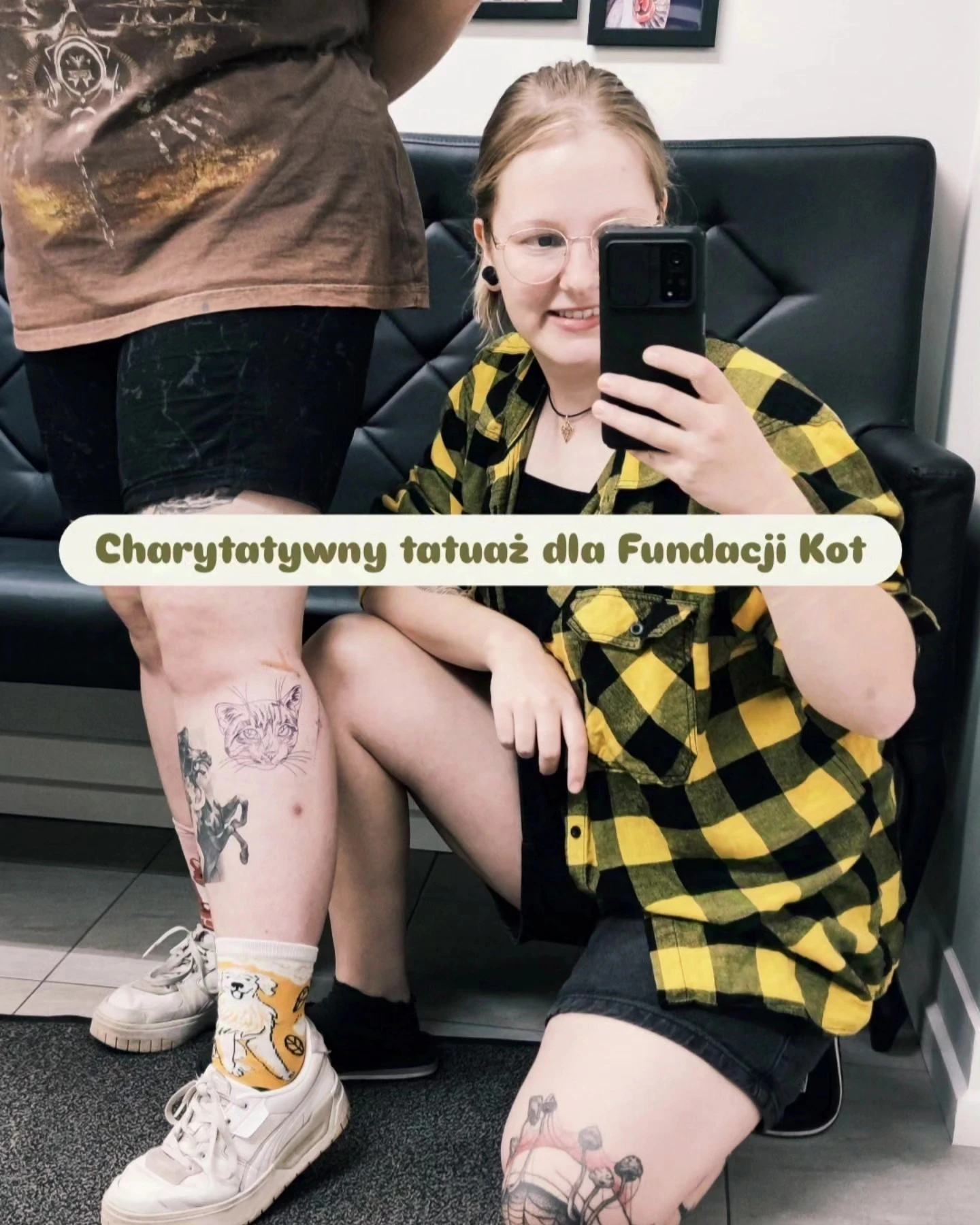 Fotografia przedstawia realistyczny tatuaż portretu pręgowanej kotki oraz zdjęcie kota będącego jego odniesieniem; w karuzeli znajduje się także selfie klientki z napisem o charytatywnym tatuażu dla Fundacji Kot.