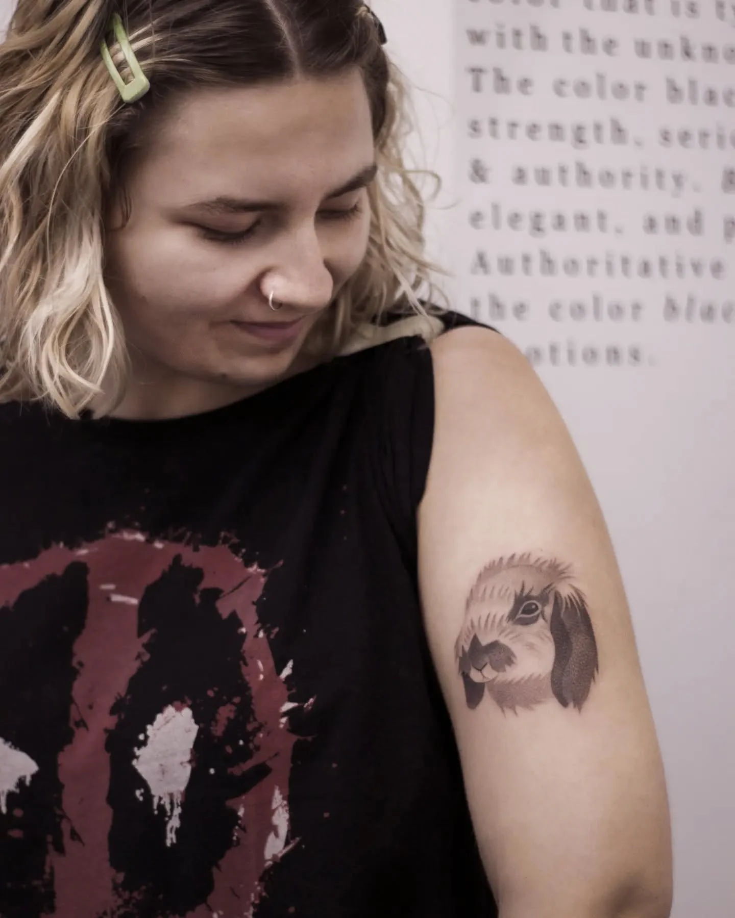 Portret królika wytatuowany na ramieniu; karuzela pokazuje tatuaż na ramieniu oraz jego zbliżenie.