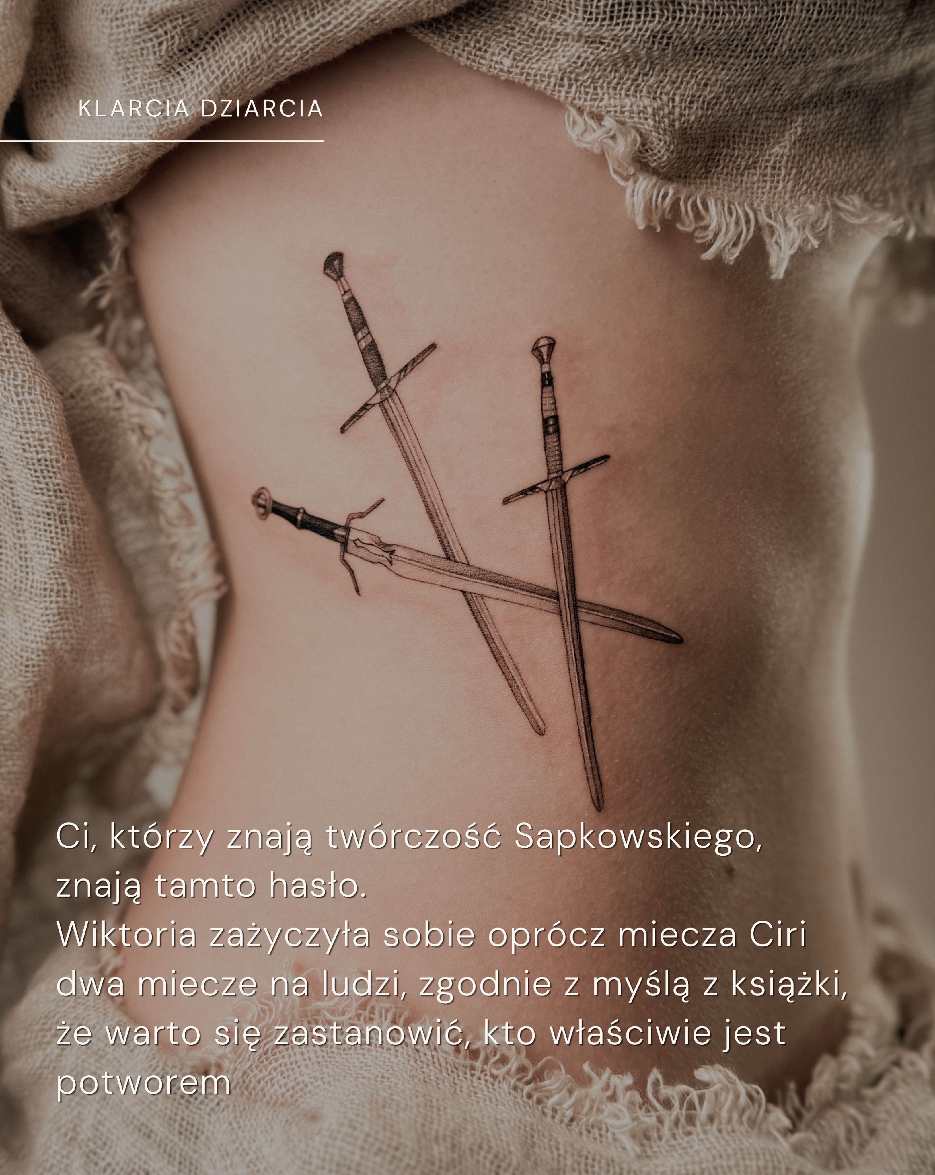 Trzy tatuaże mieczy na boku tułowia: dwa pionowe miecze i jeden ułożony poziomo., zdjęcie 2 z 3