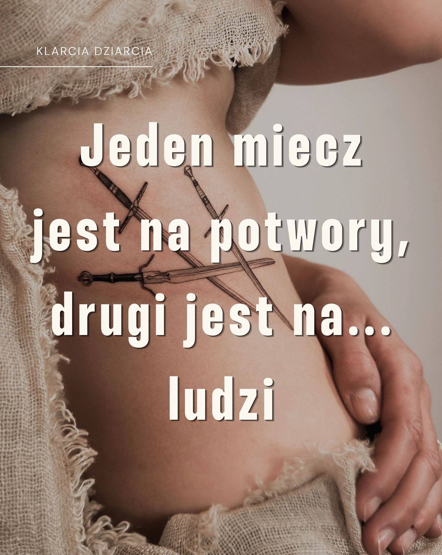 Trzy tatuaże mieczy na boku tułowia: dwa pionowe miecze i jeden ułożony poziomo.