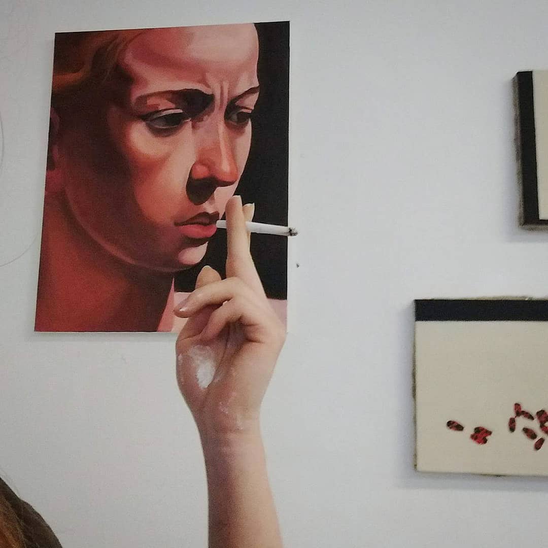 Portret kobiety z papierosem na wernisażu