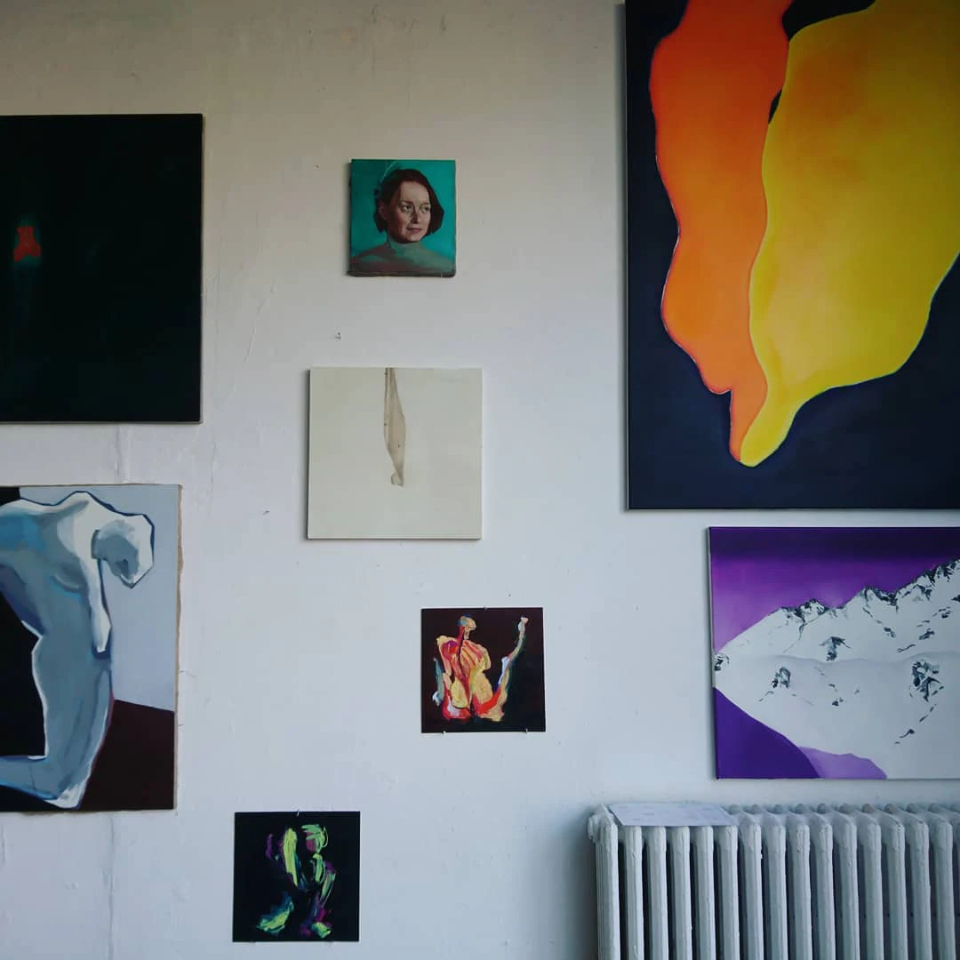 Zbliżenie niewielkiego malarskiego portretu kobiety na turkusowym tle; na pozostałych slajdach widać obraz zawieszony wśród innych prac na ścianie galerii.