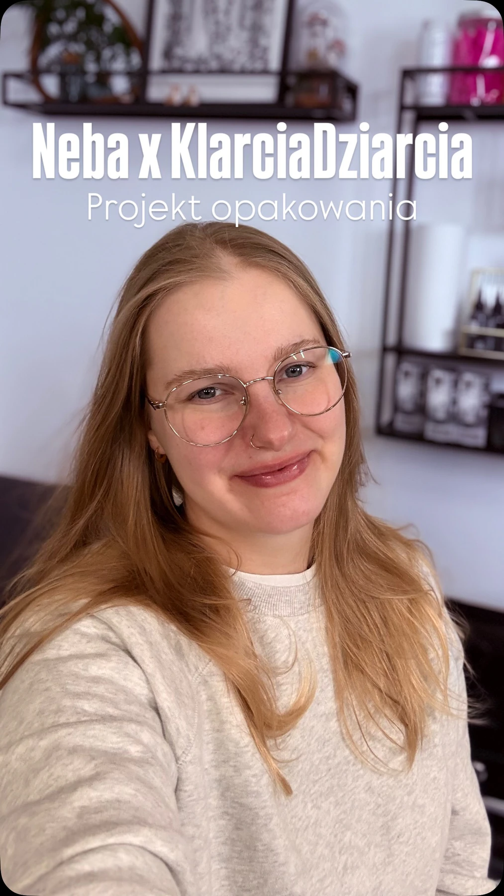 Klara Keczyńska w jasnym swetrze i okularach; na obrazie widnieje napis „Neha x KlarciaDziarcia, Projekt opakowania”.