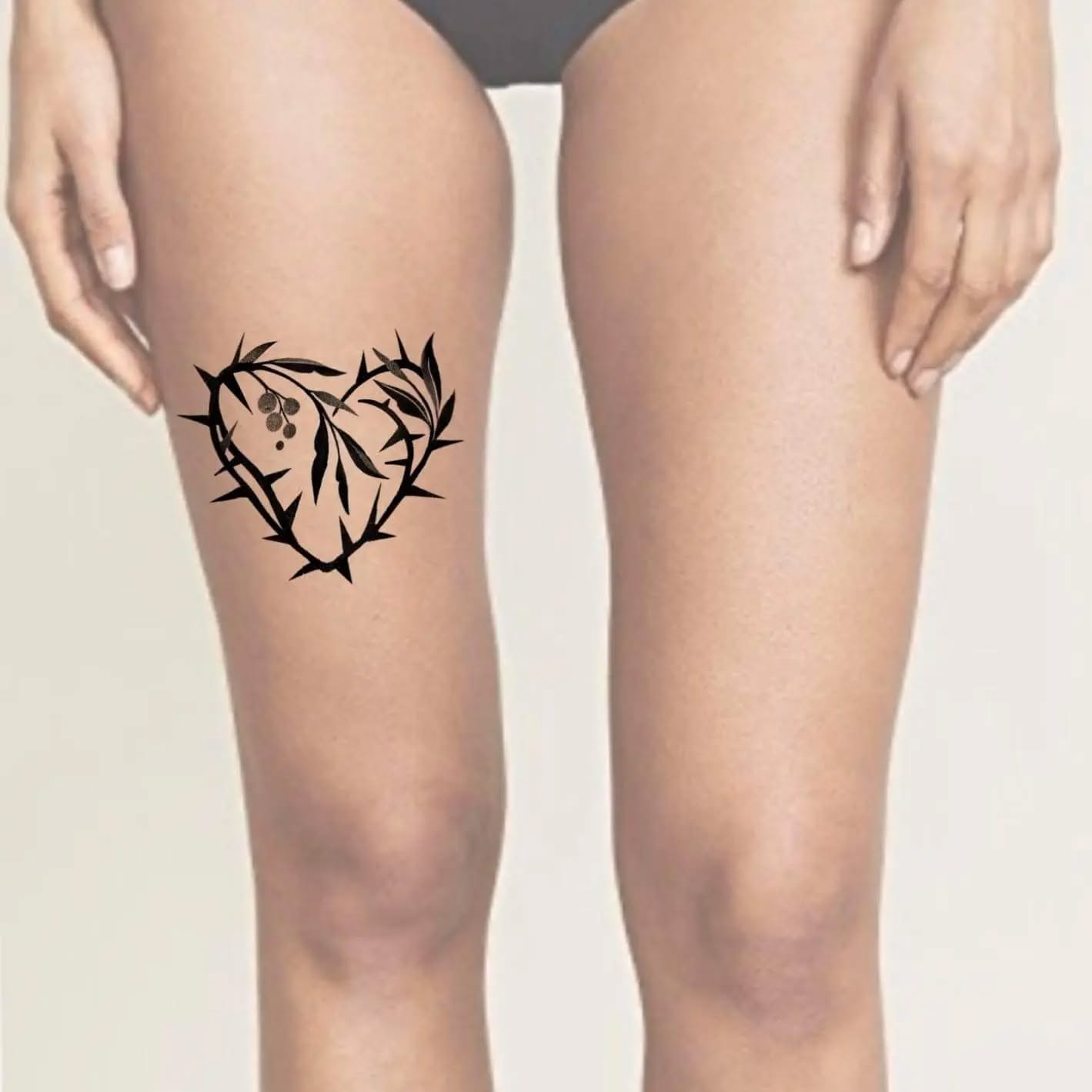 Tatuż serce z kolczastych gałązek