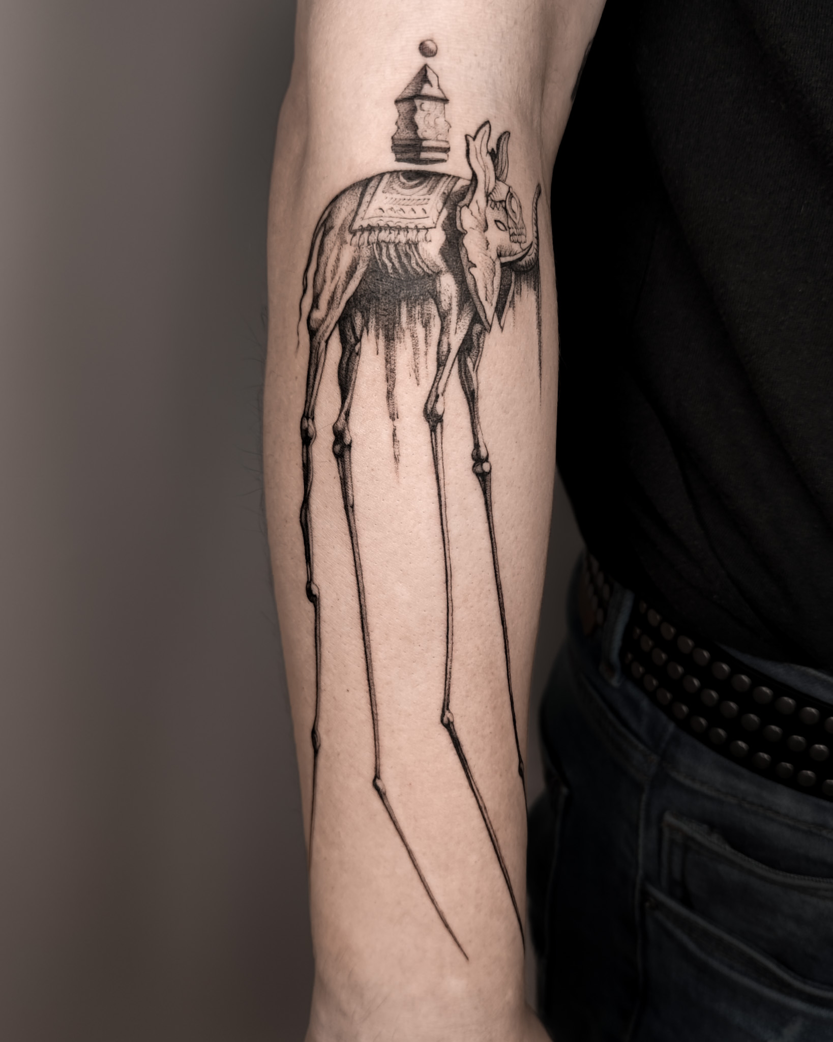 Studia na ASP sprawiły, że tatuowanie dzieł wielki... - Slide 1