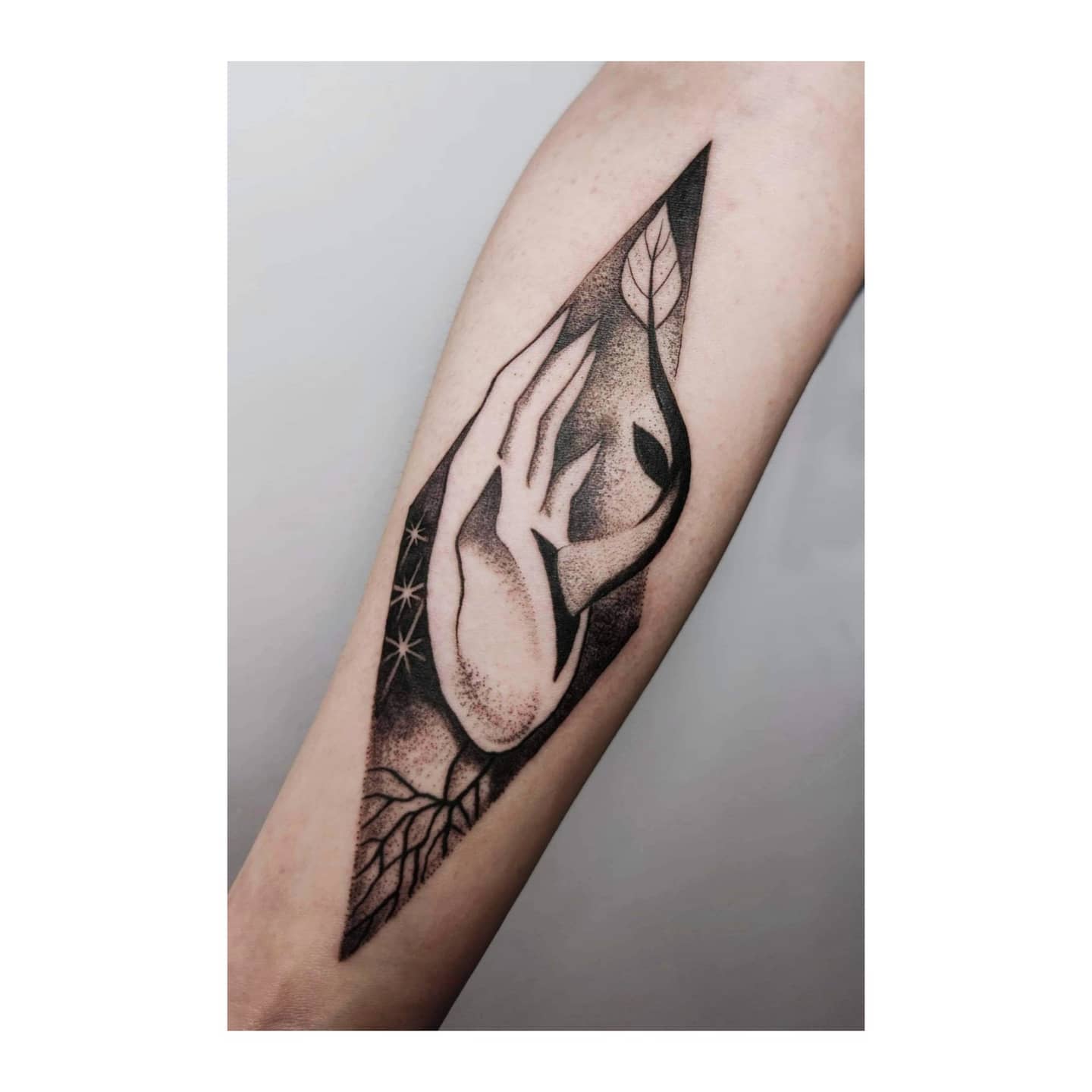 Supernova – abstrakcyjny tatuaz z twarza i gwiazdkami