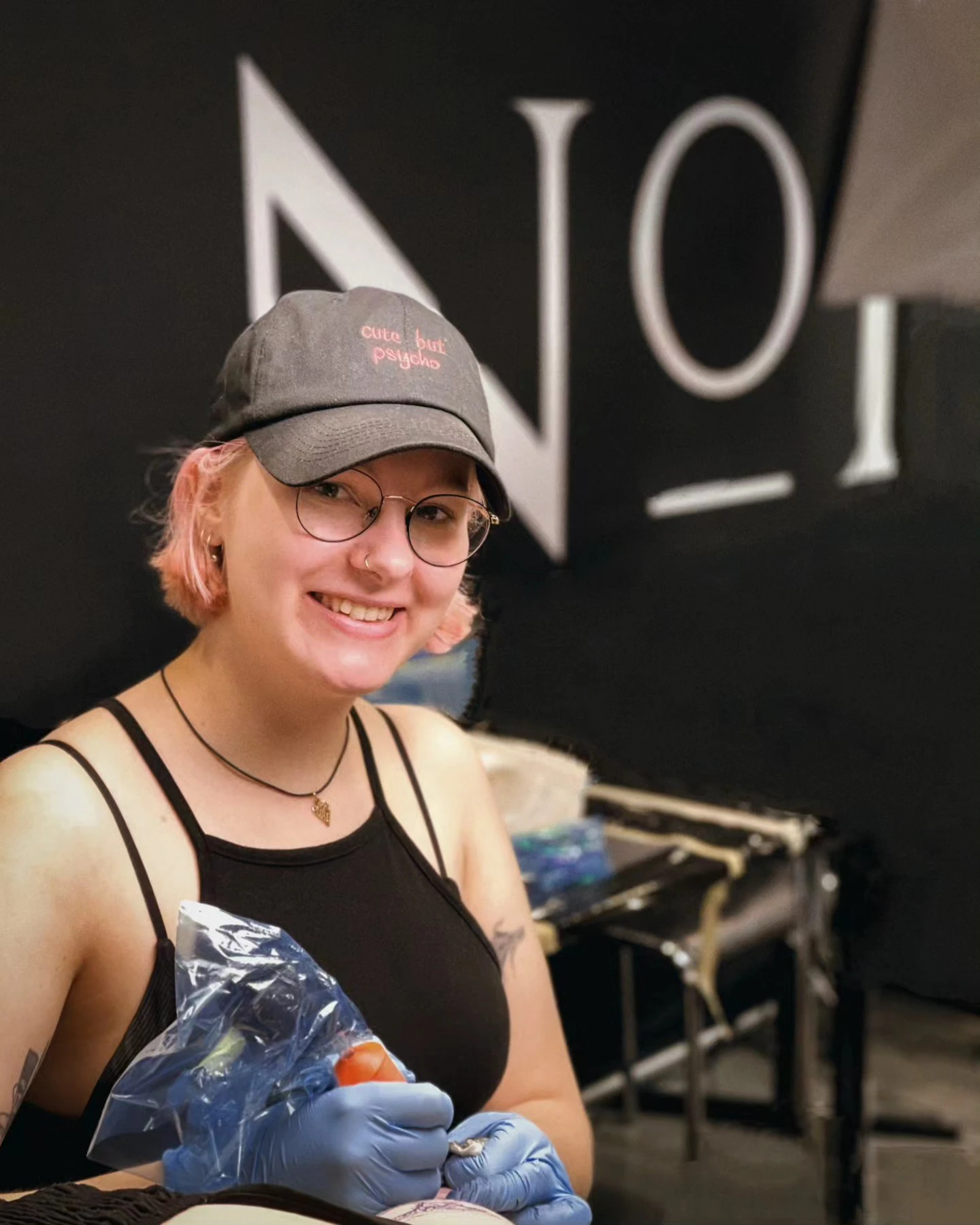 Klara Keczyńska podczas Tattoo Fest w Krakowie; karuzela pokazuje ją przy stanowisku, materiały z jej projektami oraz pamiątkowe zdjęcie z wydarzenia.