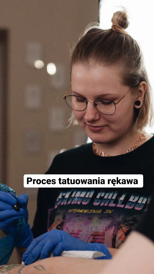 Klatki wideo pokazują kolejne etapy rozbudowy tatuażu rękawa: kompozycję z dużym drzewem, geometrycznymi i roślinnymi motywami oraz ujęcia większej części wytatuowanej ręki.