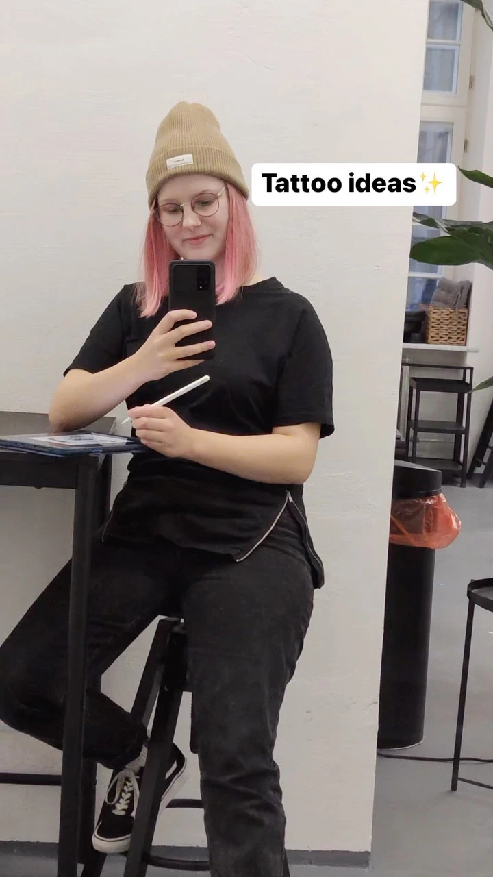 Klatki wideo przedstawiają Klarę Keczyńską w pracowni oraz dwa czarno-białe projekty tatuaży: kompozycję z grzybami i fragmentem twarzy oraz drzewo wyrastające z otwartej książki.