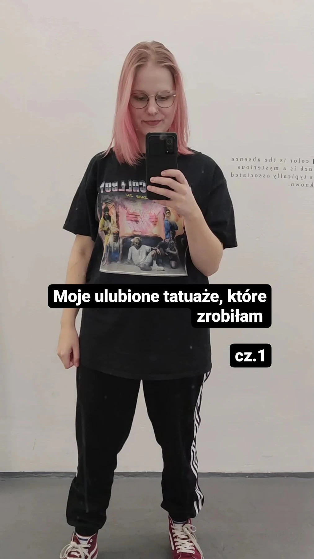 Karuzela wideo: Klara Keczyńska pozuje do lustra, a kolejne kadry pokazują tatuaże przedstawiające ptaka z roślinami, botaniczny motyw na przedramieniu oraz psa z fotografią referencyjną.