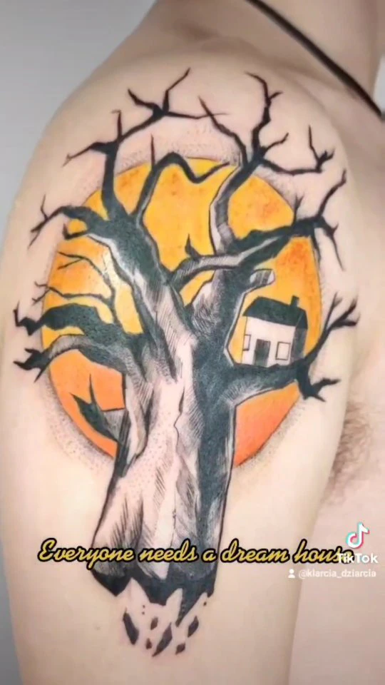 Klatki wideo pokazujące wykonywanie i efekt tatuażu z rozłożystym drzewem, domkiem oraz pomarańczowym tłem na ramieniu.
