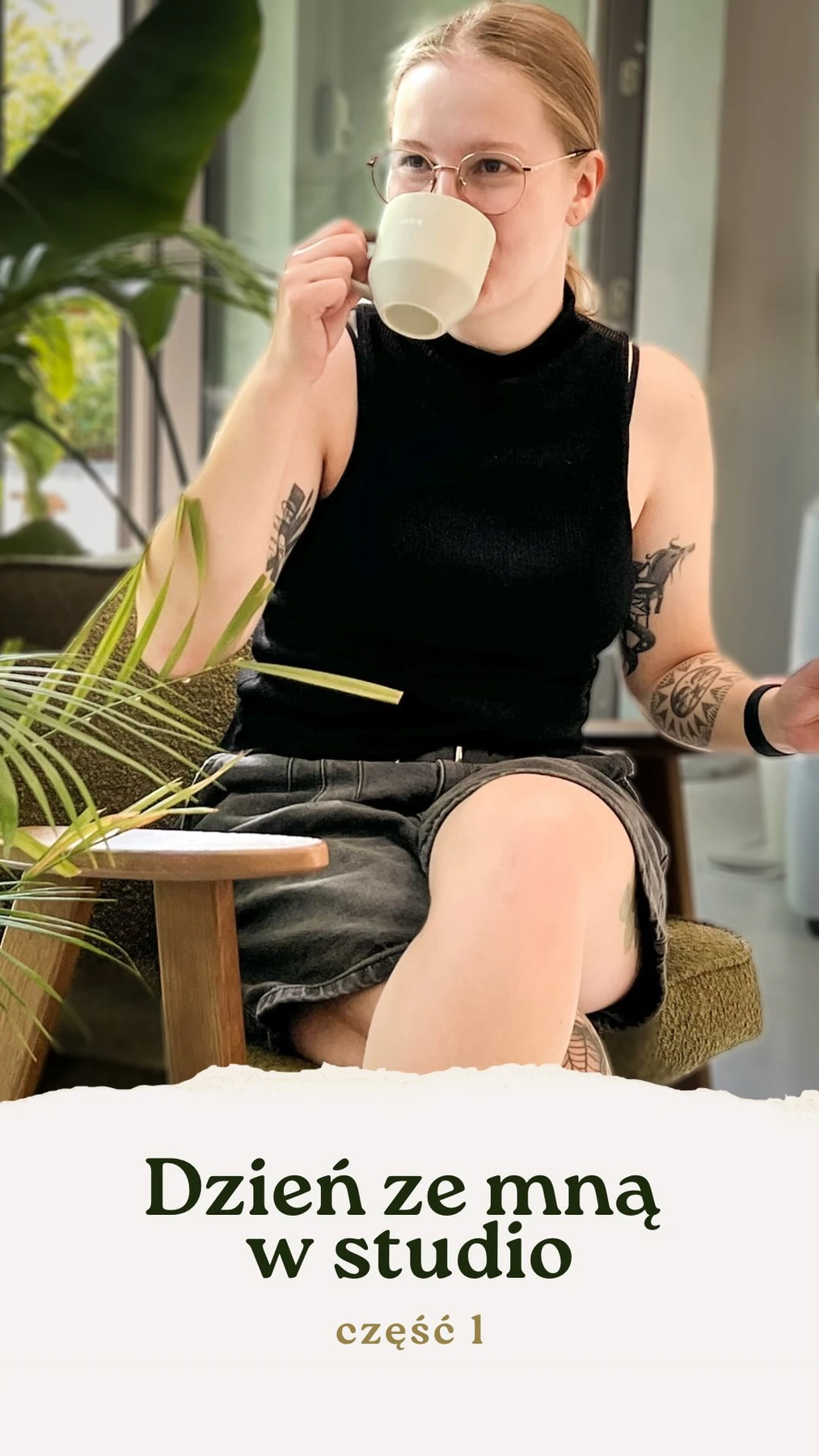 Klara Keczyńska tatuuje klientkę podczas sesji; ujęcia pokazują rozmowę, pracę maszynką i fragmenty tatuaży na nogach oraz ramieniu.