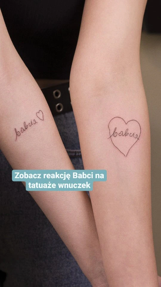Klatki wideo pokazują dwa delikatne tatuaże z napisem „babcia” i konturem serca na przedramionach, przygotowany projekt oraz reakcję starszej kobiety na tatuaż.