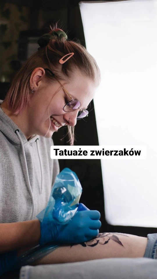 Klatki wideo pokazujące kilka tatuaży inspirowanych zwierzętami, w tym portrety psów i kotów oraz ilustracyjne sylwetki zwierząt.